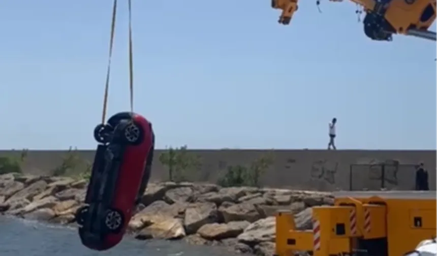 Keşan'da el freni unutulan otomobil denize uçtu
