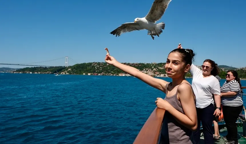 Şehir hatlarından çocuklara karne hediyesi