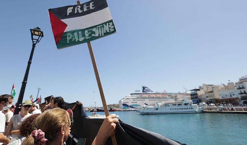 Girit'e gelen İsrailli turistler, İsrail saldırılarının protesto edildiği eylemle karşılandı