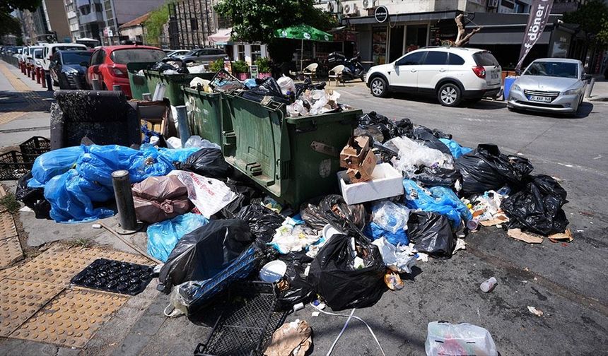 İzmir'de toplanmayan çöpler tepkilere neden oldu