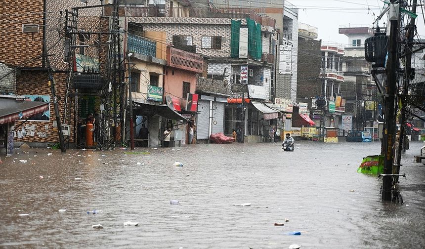 Pakistan'da etkili olan muson yağmurları sonucu hayatını kaybedenlerin sayısı 299'a yükseldi