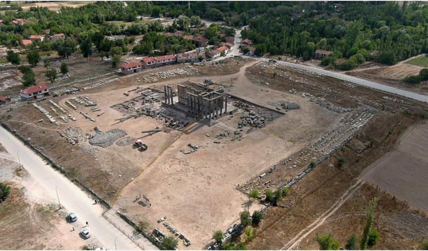 'Aizanoi'nin restorasyonunda kullanılacak mimari kalıntılar gün yüzüne çıkarılıyor