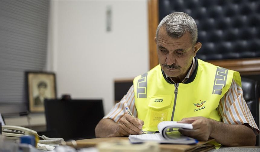 Dedesi ve babasının da çalıştığı kurumda 45 yıldır trenlerin güvenliği için mesai yapıyor