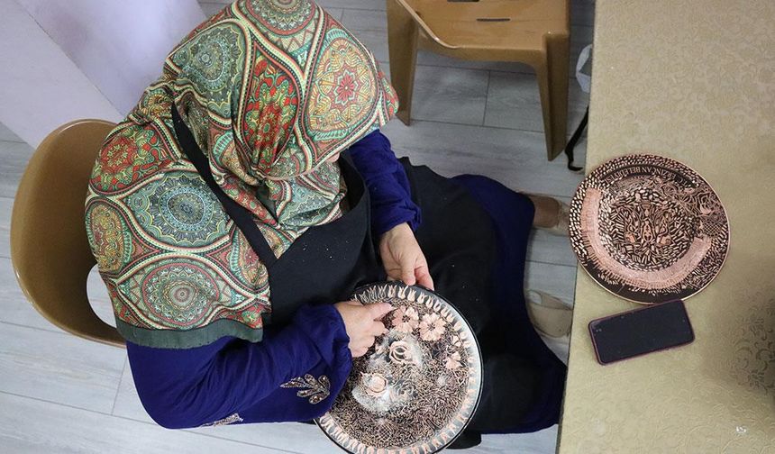 Erzincanlı kadınlar bakır işlemeciliğini geleceğe taşıyor