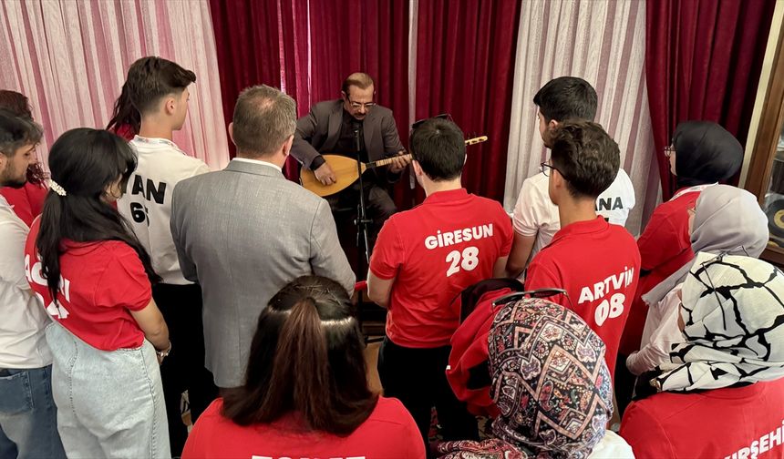 Genç Ahiler 'Bozkırın Tezenesi' Neşet Ertaş'ı unutmadı