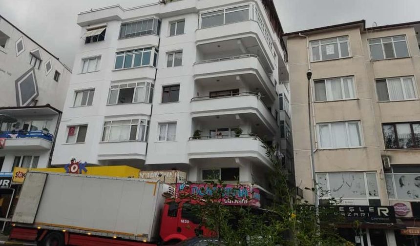 'Güllü' adıyla tanınan şarkıcı Gül Tut, Yalova'daki evinin balkonundan düşerek hayatını kaybetti