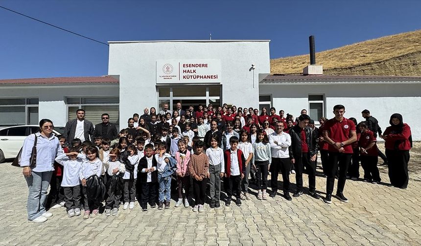 İran sınırındaki beldede açılan kütüphane 15 bin kitapla öğrencilere hizmet veriyor