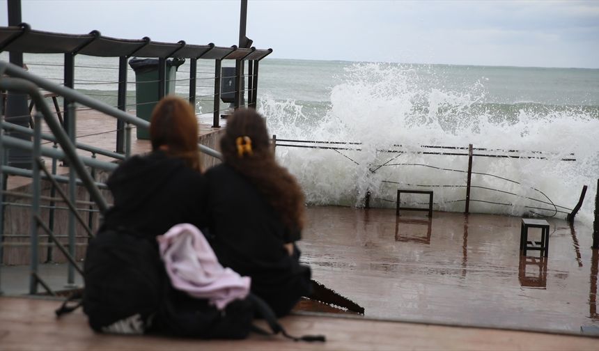 Ordu'da kuvvetli rüzgar Karadeniz'de dev dalgalar oluşturdu