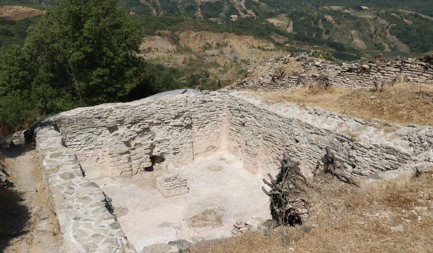 Tarihi Çobankale'deki kazılarda yaşam alanları gün yüzüne çıkarılıyor