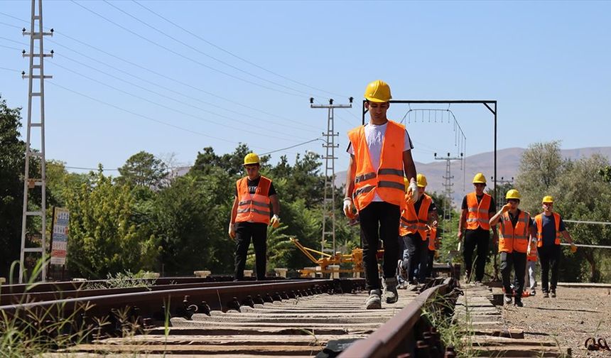 Tarihi tren garındaki simülasyonlu uygulama alanıyla öğrenciler iş hayatına hazırlanıyor