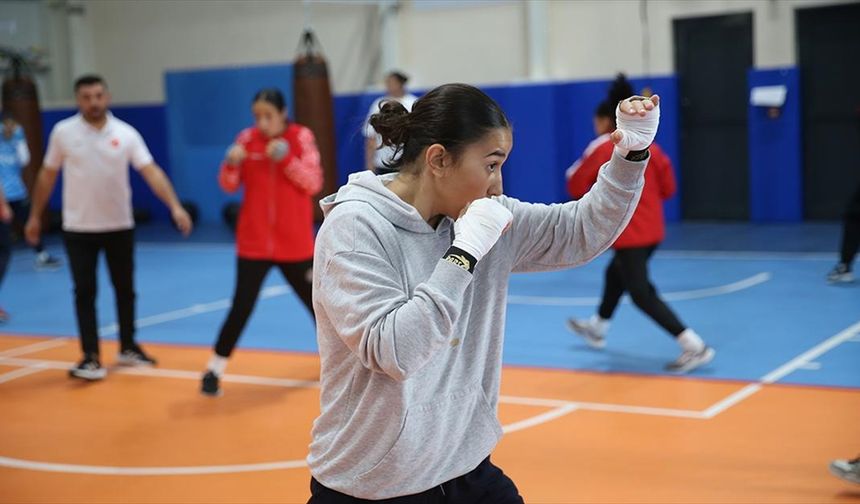 15 yaş altı milli sporcular Türk kadın boksuna güç vermek için yumruk sallıyor