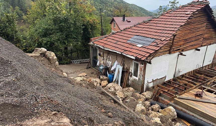 Bartın'da yağış heyelana neden oldu