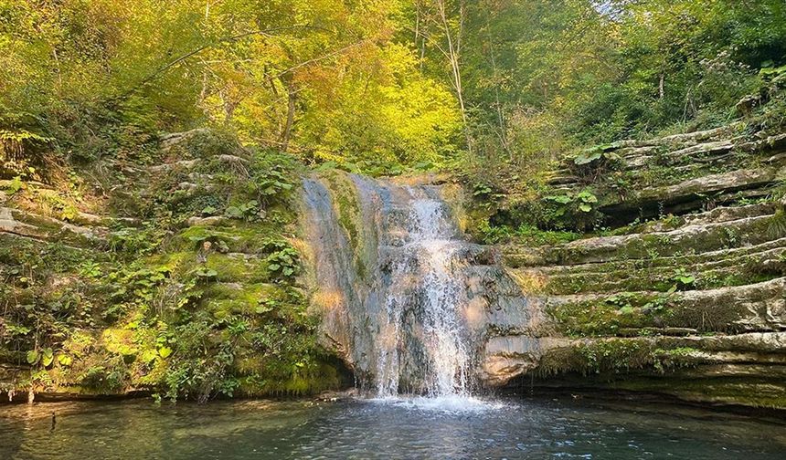 Erfelek Tatlıca Şelaleleri'nde sonbahar tüm renkleriyle hissediliyor