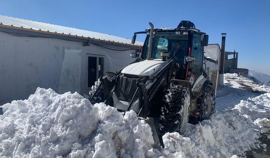 Hakkari'de kar nedeniyle kapanan üs bölgesinin yolu açıldı