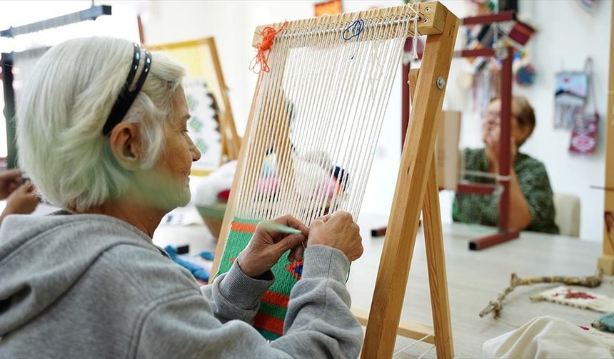 İkinci baharlarında dokuma atölyesinde beceri kazanıp dostluklar kuruyorlar