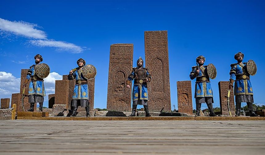 Jandarma personeli Selçuklu Meydan Mezarlığı'nda 'saygı nöbeti' tutuyor