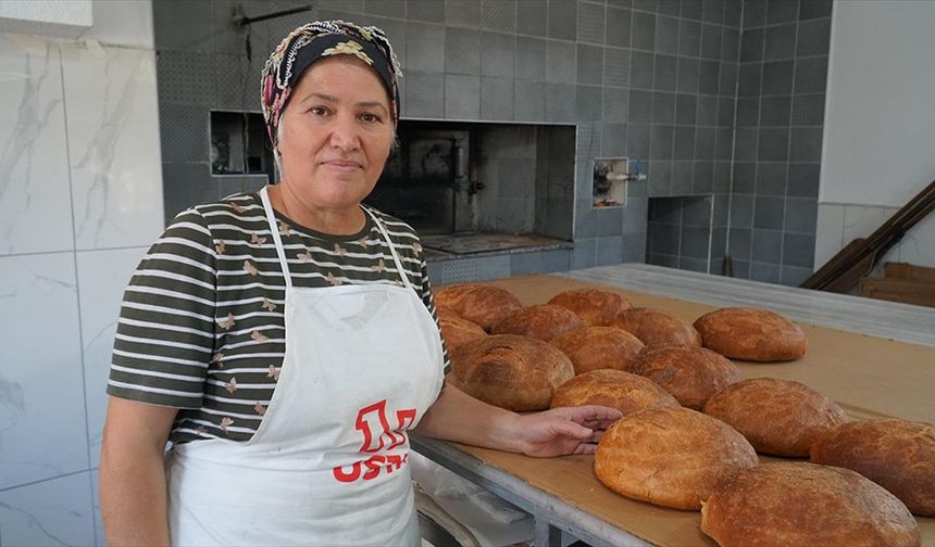 Kadın girişimci evinin alt katında açtığı fırında köyünün geleneksel ekmeğini üretiyor