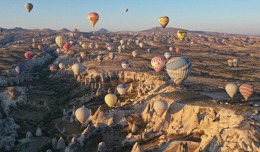 Kapadokya'daki sıcak hava balonları vadilere renk kattı