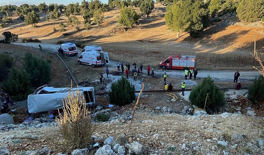 Mersin'de şarampole devrilen işçi servisindeki 5 kişi hayatını kaybetti, 14 kişi yaralandı