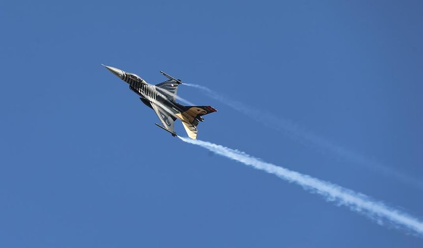 SOLOTÜRK Pamukkale'de gösteri uçuşu yaptı