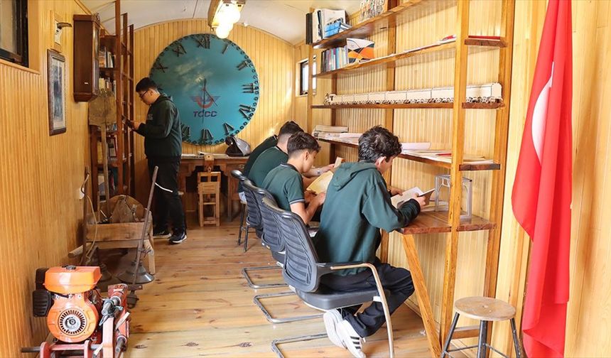 Tarihi gardaki 'vagon kütüphane ve müze' tarih ve bilgiyle dolu