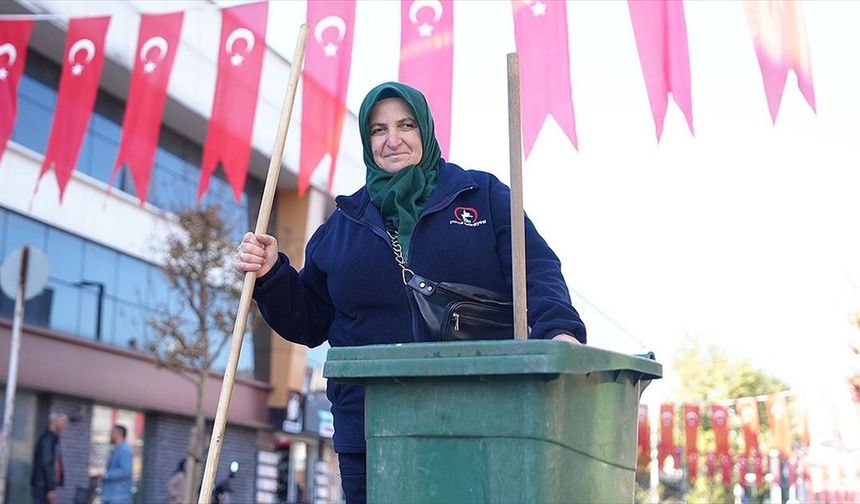 Temizlik işçisi sosyal deneydeki bayrak hassasiyetiyle gönüllere dokundu
