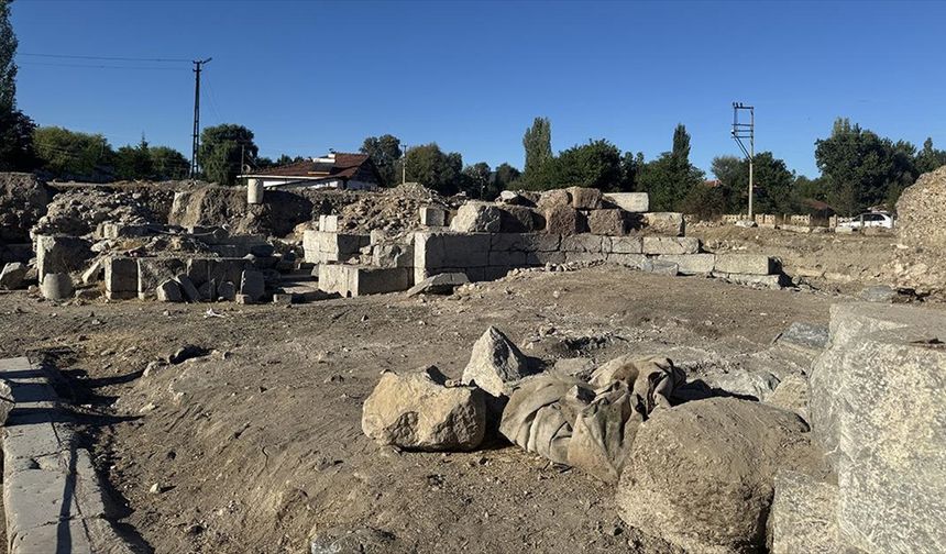 Tokat'taki Sebastapolis Antik Kenti'nde sürdürülen kazı çalışmalarında üç yazıt bulundu