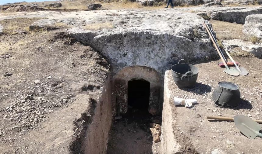 Adıyaman'daki Tharsa Antik Kenti'nde 1800 yıllık oda mezarı bulundu