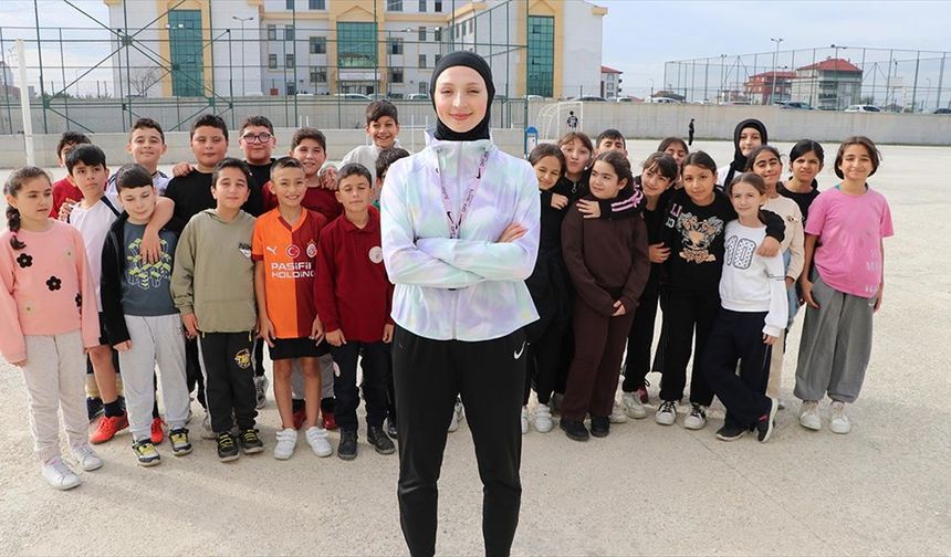 Ahsen öğretmen tekvandodaki şampiyonluklarıyla öğrencilerine örnek oluyor