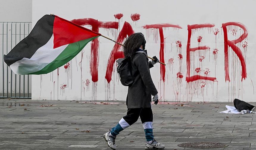 Almanya'da Filistin destekçileri Başbakanlık binasına kırmızı boyayla 'failler' yazdı