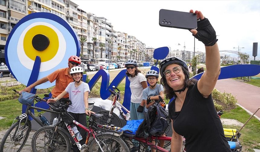 Bisikletle dünya turuna çıkan Fransız ailenin durağı İzmir oldu