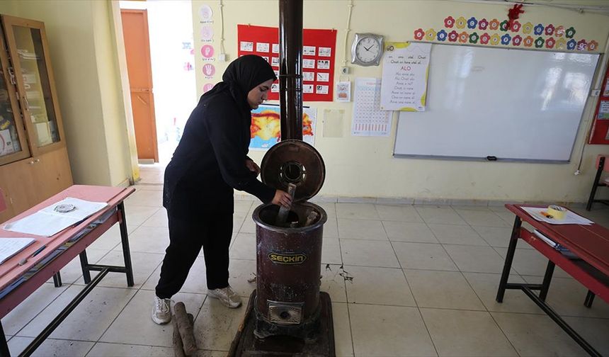 Dağ köyünün fedakar öğretmeni soba yakarak ısıttığı sınıfta öğrencileri geleceğe hazırlıyor