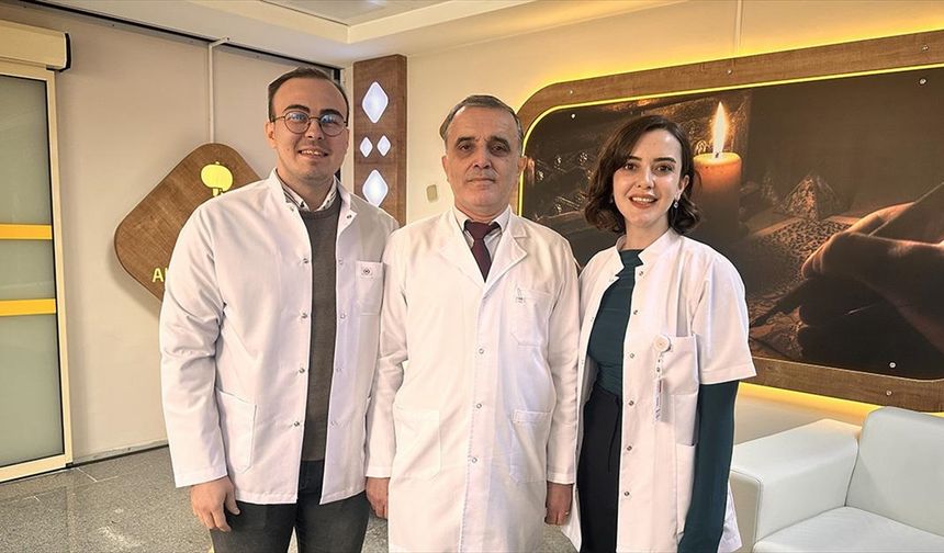 Doktor baba, kızı ve damadı aynı hastanede hizmet veriyor
