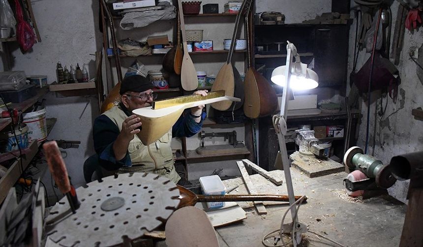 Emekli öğretmen bağlamayı hem çalıyor hem üretiyor