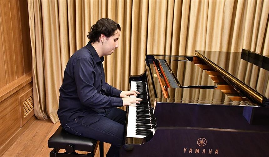 Görme engelli konservatuvar öğrencisinin hedefi piyanoyla dünyaya açılmak