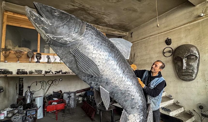 İranlı heykeltıraş 350 kilogramlık hurda demirden 'inci kefali' heykeli yaptı