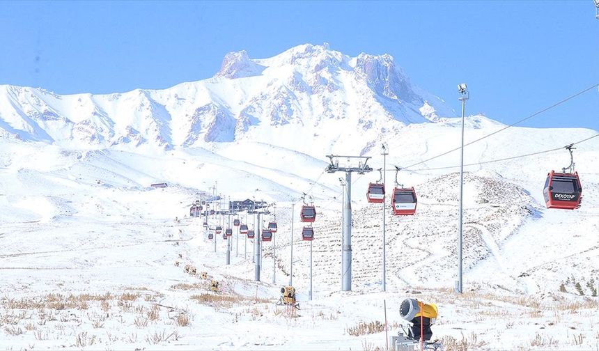 Kasımda yağan kar Erciyes'te kayak keyfi için geri sayımı başlattı