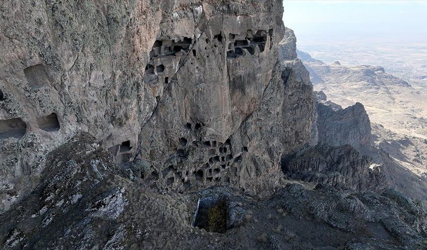 Kayaların içine kurulan 2 bin yıllık 'Öksüt Kalesi' zamana direniyor