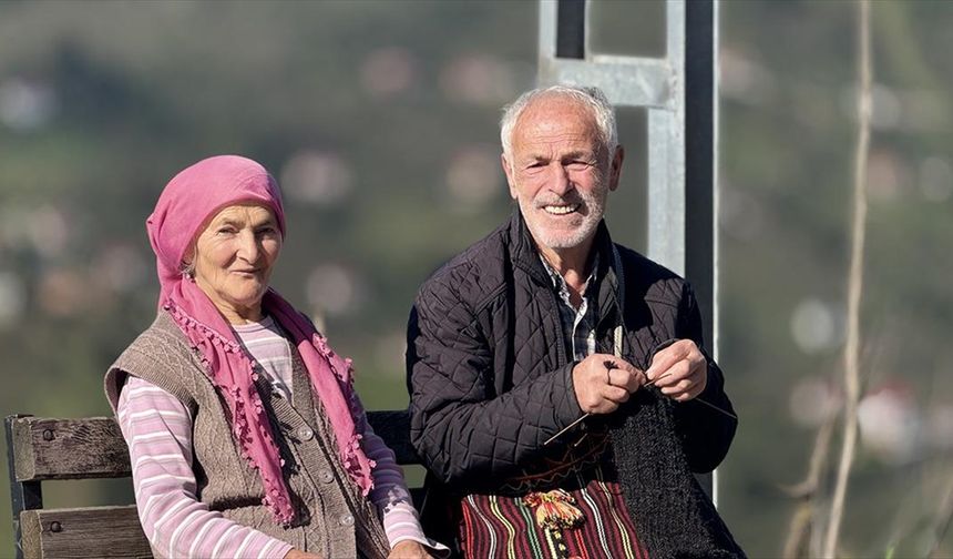 Keçi kılından 64 yıldır çorap örüyor