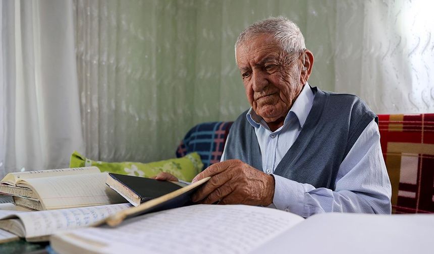 Kendi çabasıyla okuma yazma öğrenen 89 yaşındaki şair, şiir tutkusundan vazgeçmiyor