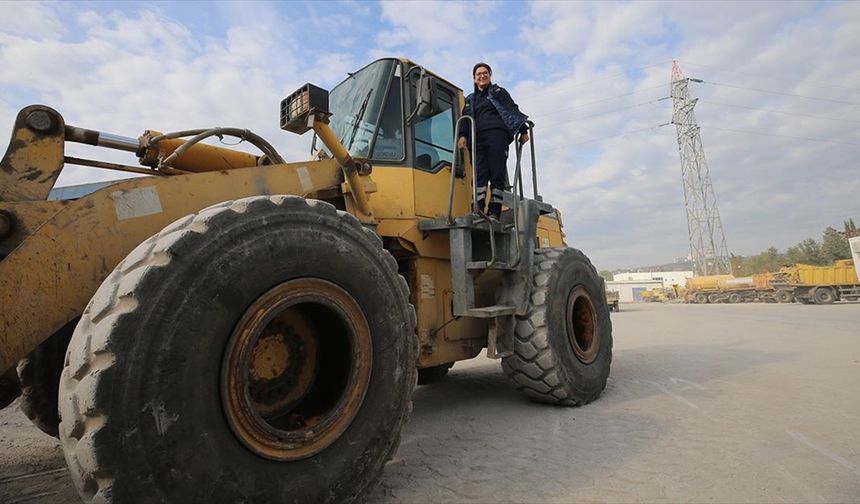 Kocası ve oğlunun karşı çıkmasına rağmen dozer operatörü oldu