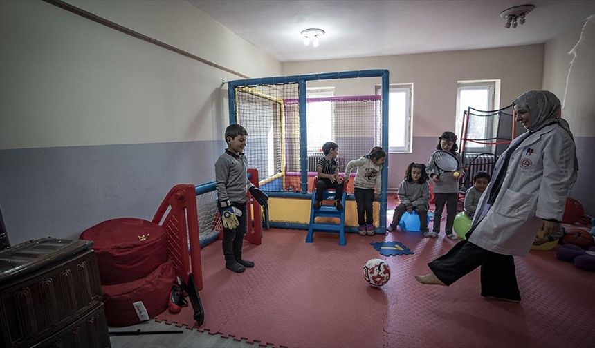 Nagehan öğretmen, kırsaldaki okulda 13 öğrencisi için kömürlüğü oyun atölyesine çevirdi