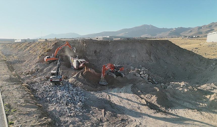 Niğde OSB'deki parsellerden çıkan hafriyatla yaklaşık 40 milyon lira tasarruf sağlandı