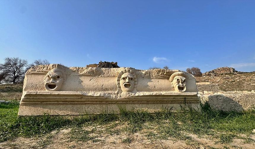 Osmaniye'deki Kastabala Antik Kenti'nde 5 mask kabartması daha bulundu