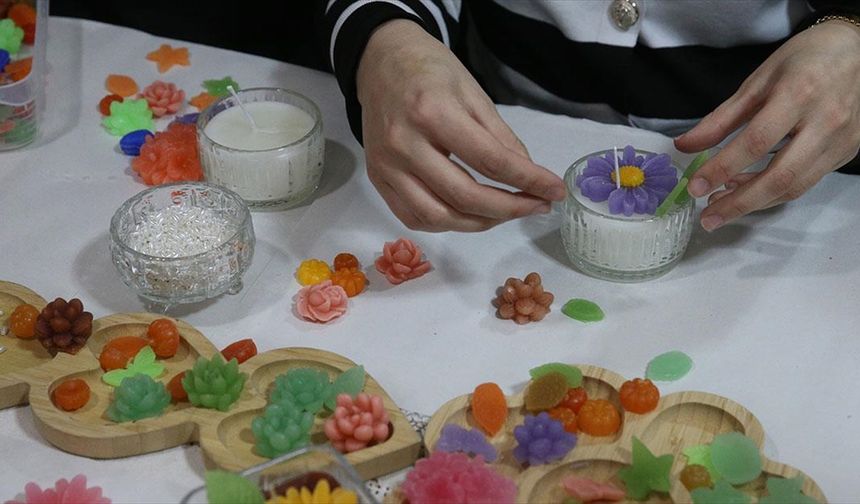 Tokat'ta kadınlar bir araya gelerek sabun, mum ve takı yapımını öğreniyor