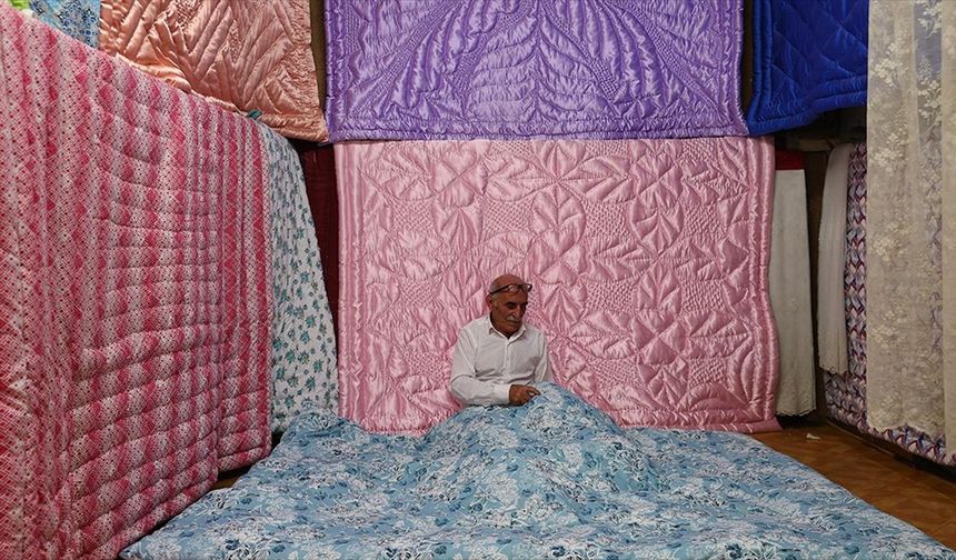 Trabzonlu yorgancı Mehmet usta, mesleğini 60 yıldır aynı dükkanda sürdürüyor