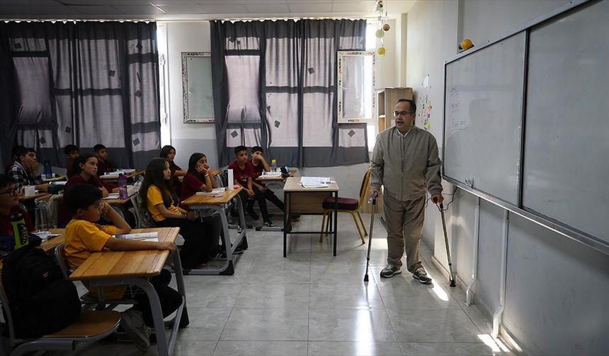 Yanlış iğneyle engelli kalan Veli öğretmen 22 yıldır azmiyle öğrencilerine örnek oluyor
