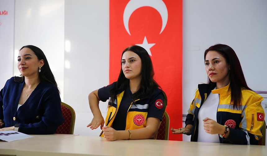 Adana'da 112 personeli sağlık hizmetinde engellere takılmamak için işaret dili öğreniyor