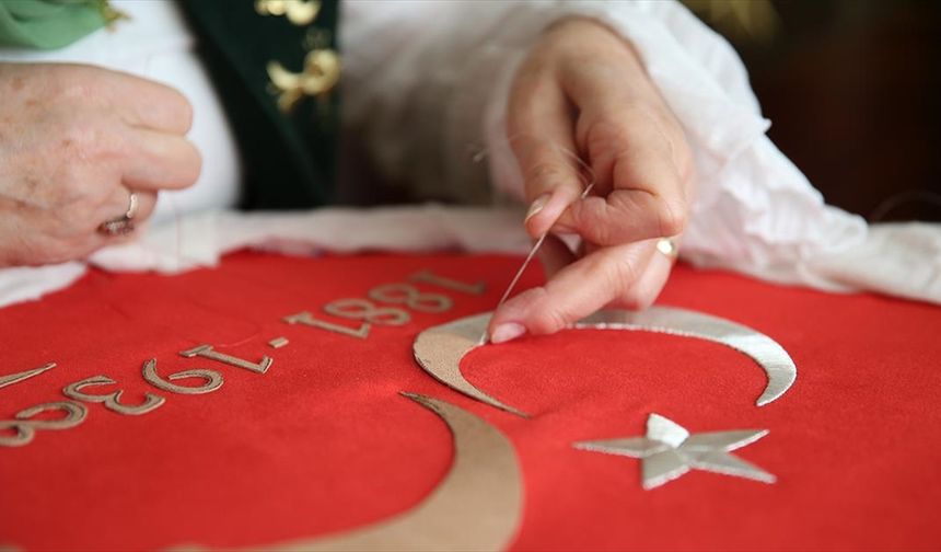 Ailesinden öğrendiği sim sırma sanatını geleneksel usullerle yaşatıp geleceğe taşıyor