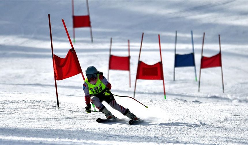 Alp Disiplini FIS Sarıkamış Cup Yarışları, Kars'ta devam ediyor